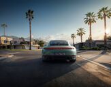 Um Porsche 911 Carrera num cenário com palmeiras