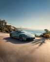 Um Porsche 911 Carrera descapotável numa estrada costeira