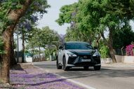 Lexus RZ renovado destaca-se em estrada florida