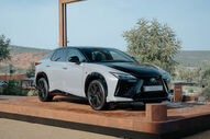 Novo Lexus RZ renovado em exposição