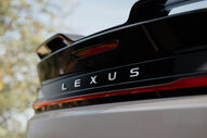 Detalhe da traseira de um Lexus RZ renovado, com o logótipo da marca em destaque