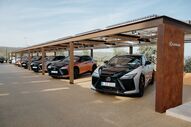 Nova gama Lexus RZ exposta numa garagem