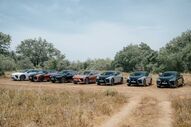 Vários Lexus RZ alinhados em campo aberto