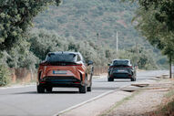 Dois Lexus RZ conduzem numa estrada ladeada por árvores