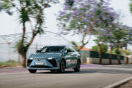 Lexus RZ com visual renovado em sessão fotográfica