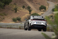 Fotogaleria: Imagem da traseira de um Lexus RZ renovado numa estrada