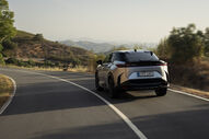Novo Lexus RZ com design renovado em estrada