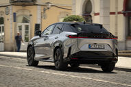 Lexus RZ renovado em ambiente urbano