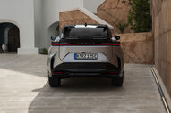 Detalhes da traseira do Lexus RZ 450e, veículo elétrico com design moderno