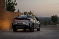 Lexus RZ renovado exibe design moderno e elegante