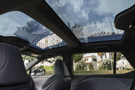 Interior do Lexus RZ renovado com teto panorâmico