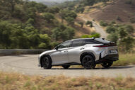 Lexus RZ renovado em estrada campestre