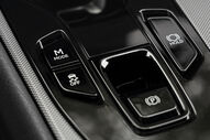 Detalhe dos botões de controlo do Lexus RZ: Modo, Controlo de tração, Hold e Parking