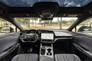 Interior do Lexus RZ com detalhes modernos e tecnológicos