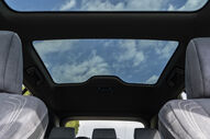 Interior de Lexus RZ com teto panorâmico e assentos em tons de cinza