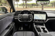 Interior moderno do Lexus RZ com navegação para Faro