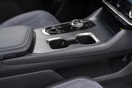 Detalhe do interior do Lexus RZ: consola central e comandos