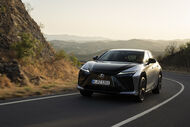 RZ, novo veículo elétrico da Lexus, percorre estrada