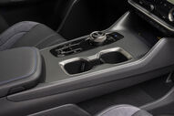 Interior moderno do Lexus RZ renovado com detalhes premium