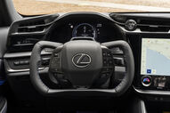 Volante e painel de controlo do Lexus RZ exibem tecnologia e design modernos