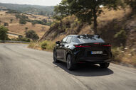 Lexus RZ renovado exibe design traseiro e linhas elegantes