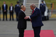 Putin e Trump cumprimentam-se num evento formal