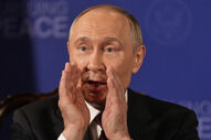 Putin discursa com as mãos perto da boca num evento sobre paz