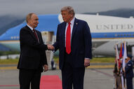 Putin e Trump encontram-se num aperto de mão num aeroporto