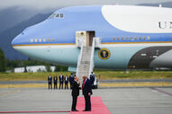 Donald Trump e Vladimir Putin encontram-se frente ao Air Force One