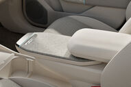 Interior do Kia EV4, com detalhes dos bancos e apoio de braço