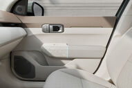 Interior do Kia EV4: porta e assento com acabamentos em tons neutros