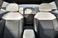Interior do Kia EV4 com bancos em dois tons