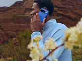 Homem usa telemóvel Google Pixel junto à paisagem natural