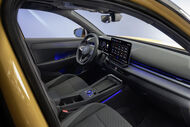 Interior do novo Volkswagen T-Roc, com motorizações 'mild-hybrid' e hybrid