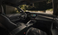 Interior dos novos Peugeot 308 e 308 SW, com estética renovada e motorizações diversas
