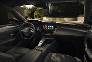 Interior do Peugeot 308, com painel digital e acabamentos modernos
