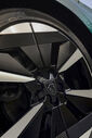 Roda de um Peugeot 308 SW, modelo com estética renovada e motorizações à escolha