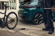 Peugeot a carregar e-bike, nova era 308 e 308 SW com motorizações elétricas