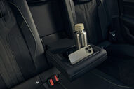 Interior do Peugeot 308 SW com suporte para telemóvel e garrafa