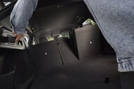 Interior da Peugeot 308 SW com bancos rebatidos, ampliando o espaço da bagageira
