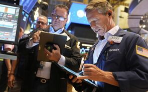 Wall Street tomba após relatório do emprego. Ouro acelera 2% e dólar cai