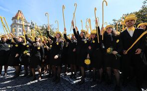 Menos candidatos ao ensino superior em Portugal; estudantes celebram com traje académico e canas