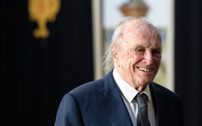 Retrato de homem de fato e gravata, com um sorriso