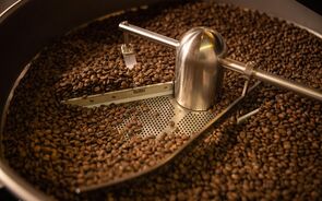 Grãos de café a serem torrados num equipamento industrial