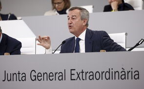 O CEO do Sabadell, Cesar Gonzalez-Bueno, discursa durante a assembleia geral extraordinária.