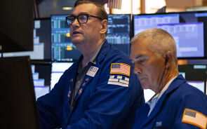 Tarifas sobre chips castigam Nasdaq. UnitedHealth dispara 10% com aposta de Buffett