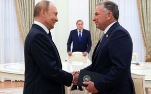 Apertão de mão entre Putin e um representante dos EUA