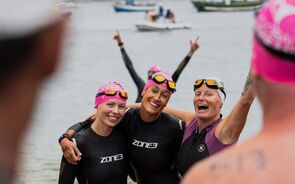 Mulheres focadas em prova competitiva de triatlo