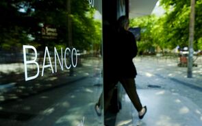 Banca ganha terreno na Europa. Automóvel sofre com tarifas de Trump