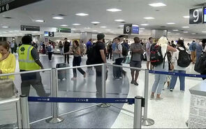 Movimento no aeroporto com passageiros e funcionários da United